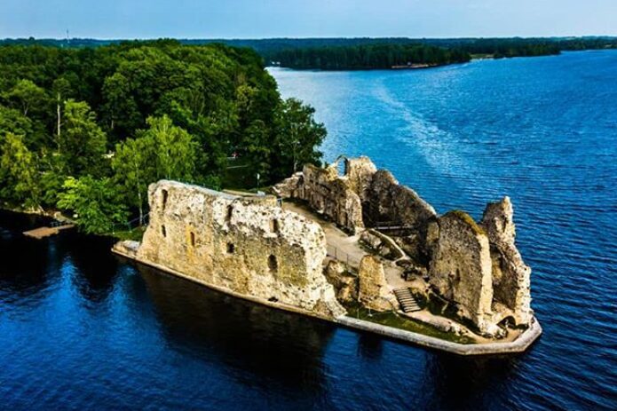 Neatrastoji Latvija: Kuoknesės pilis ir plaukimas vikingų laivu!