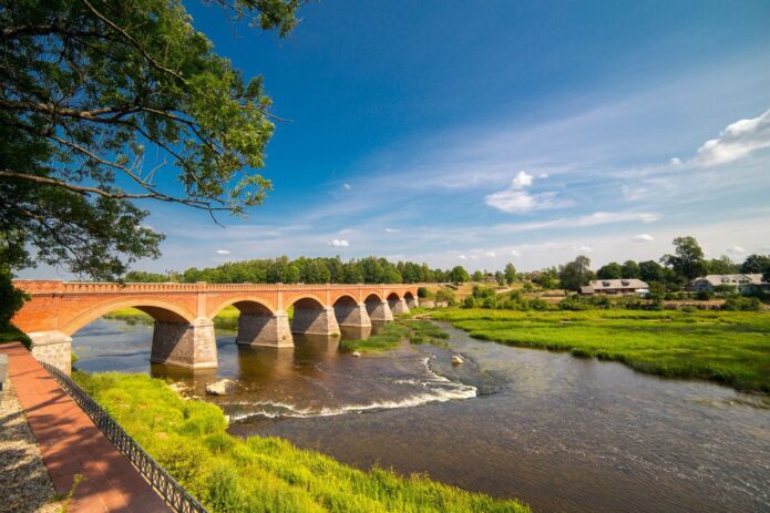 Latvijos Venecija – Kuldyga ir festivalis „Skrenda žuvys“