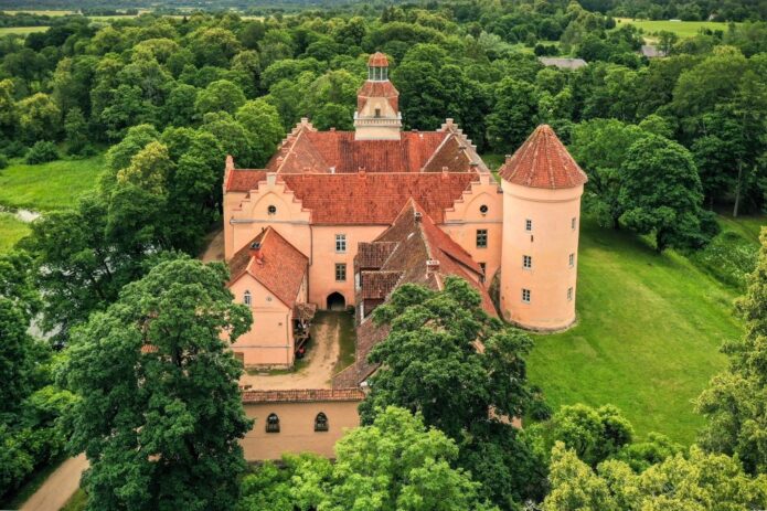 Žavingoji Edolės pilis, Alsunga, suitų dainos ir Kuržemės patiekalai!