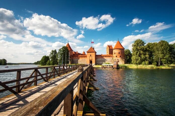 Didingieji Trakai, plaukimas laivu, kibinai ir nemokami muziejai!