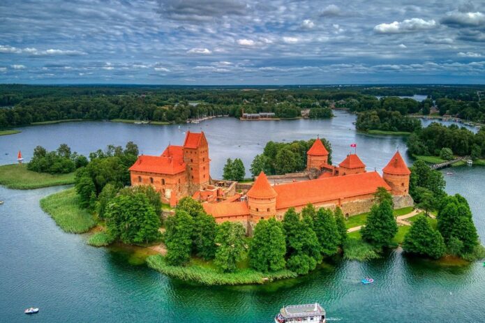 Trakų kraštas, plaukimas laivu, kibinų degustacija ir nemokami muziejai!