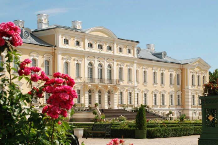 Pavasariniai Latvijos sodai – tulpės, alyvos ir rododendrai!