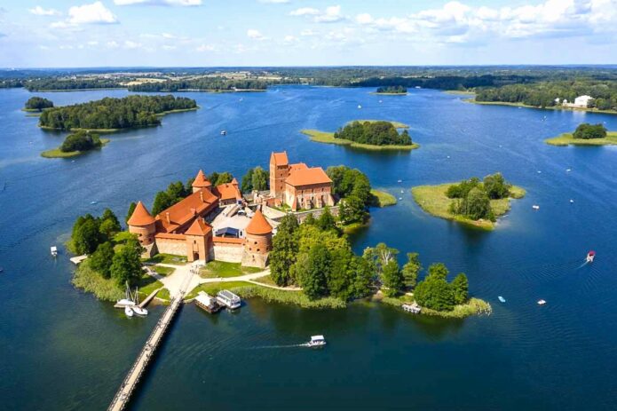 Didingieji Trakai, plaukimas laivu, kibinai ir nemokami muziejai!