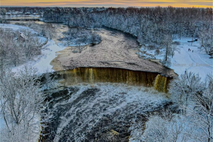 Įspūdinga ledo karalystė Estijoje: lediniai kriokliai ir žygis pajūriu!